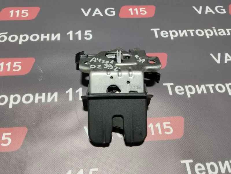 8W0827503 Замок кришки багажника SDN