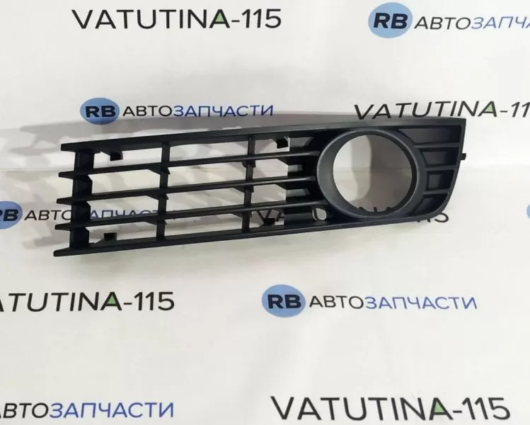 8E080768101C Решітка бампера L