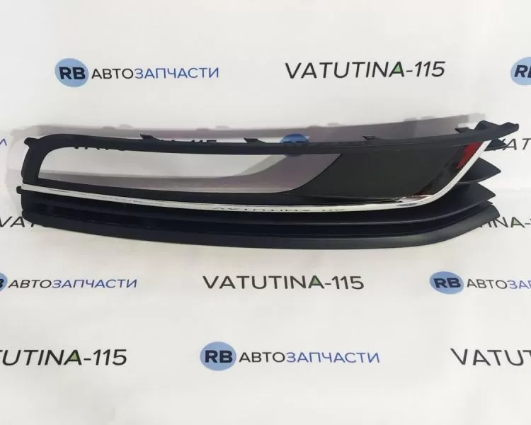 KH9547993 Решетка бампера R + 2 хром. молдинга