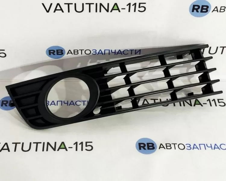 8E080768201C Решітка бампера R