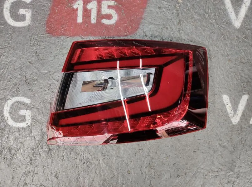 2SK012881-061 Ліхтар R HB LED (темний) - 5E5945712