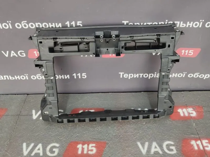 956304 Панель передня